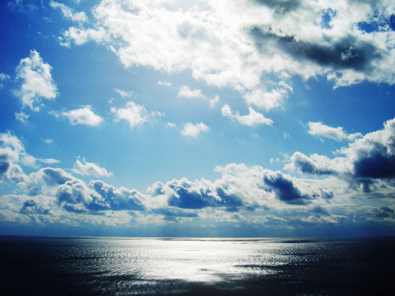 海と雲のある青空